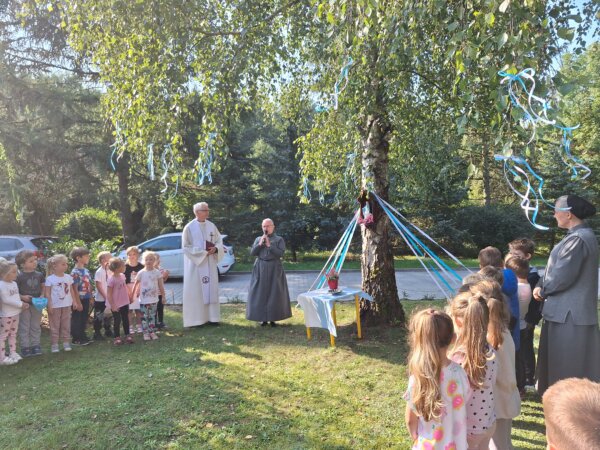 Poświęcenie kapliczki z Matką Bożą